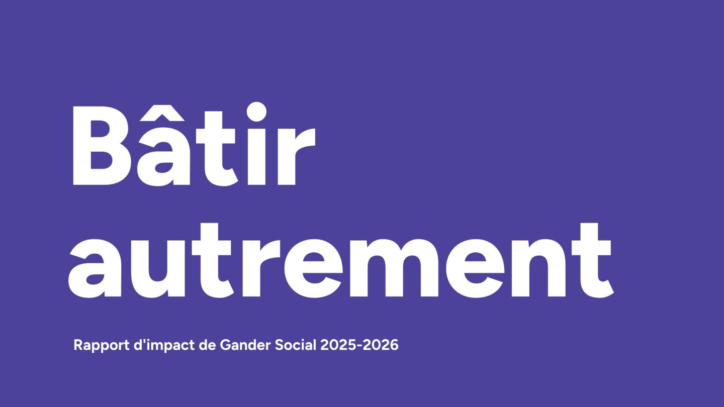Visuel présentant les couvertures française et anglaise du Benefit Report 2025-2026 de Gander Social, avec les phrases « Bâtir autrement » et « Building differently » en gros caractères blancs sur fond violet.